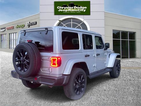 Used 2024 Jeep Wrangler Unlimited Sahara w/ Technology Group image 5