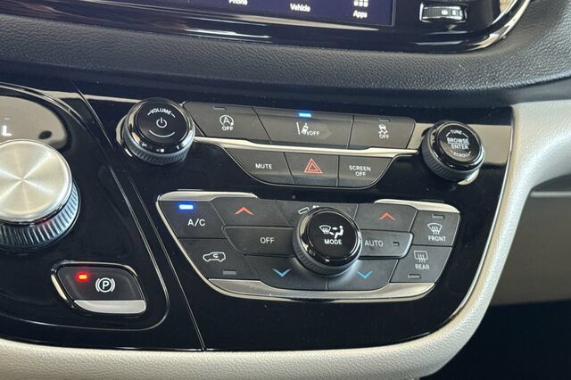 Used 2022 Chrysler Pacifica Touring-L FWD image 18