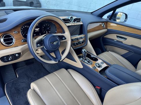 Used 2022 Bentley Bentayga V8 image 14
