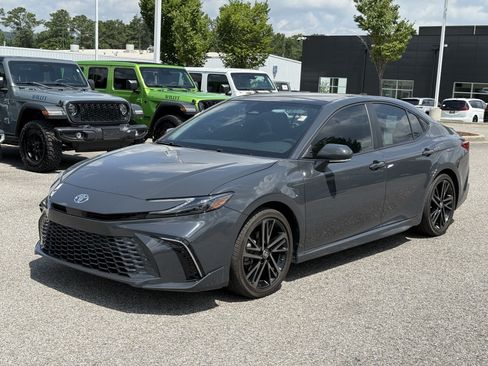 Used 2025 Toyota Camry XSE FWD image 5