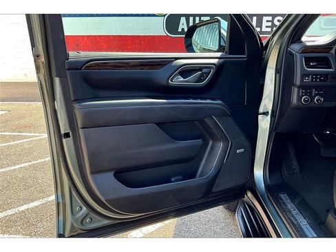 Used 2023 Chevrolet Suburban Premier image 19