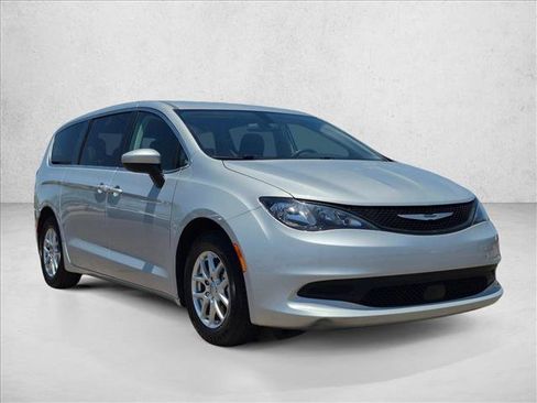 Used 2022 Chrysler Voyager LX FWD image 3