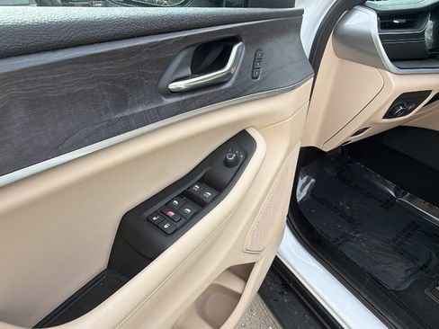 Used 2024 Jeep Grand Cherokee Limited w/ Luxury Tech Group II image 15