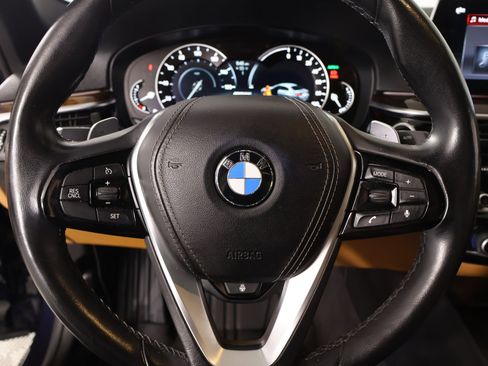 Used 2019 BMW 530e xDrive w/ Convenience Package image 3