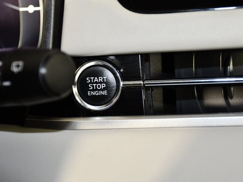 Used 2025 Mitsubishi Outlander SEL image 24