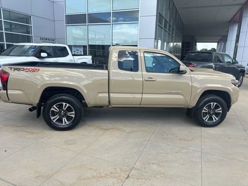 Used 2019 Toyota Tacoma TRD Sport w/ Technology Package AWD/4WD image 7