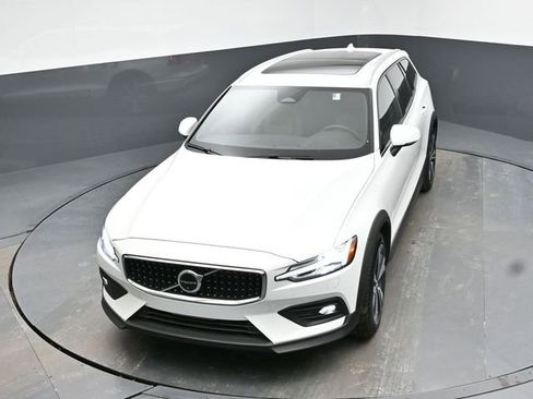 Used 2025 Volvo V60 B5 Cross Country Plus image 37