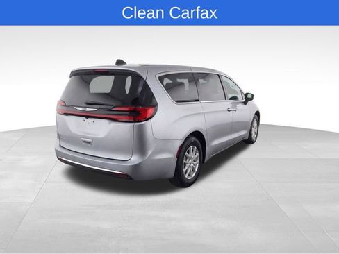 Used 2024 Chrysler Pacifica Touring-L FWD image 5