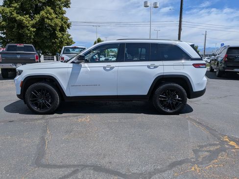 Used 2023 Jeep Grand Cherokee Limited w/ Trailer Tow Prep Group (B) AWD/4WD image 9