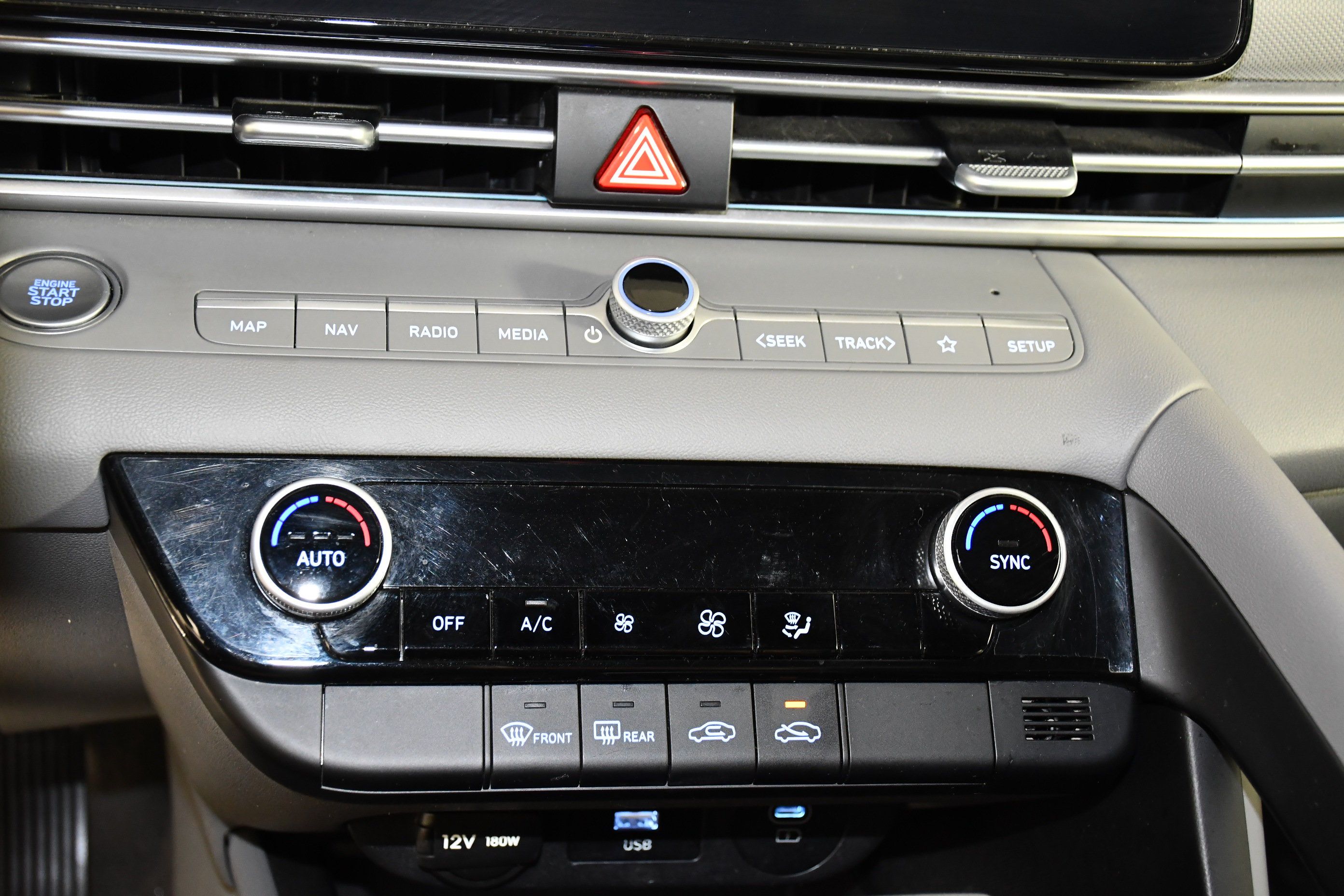 Used 2024 Hyundai Elantra SEL FWD image 33