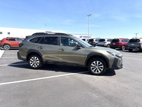 Used 2025 Subaru Outback Premium image 7