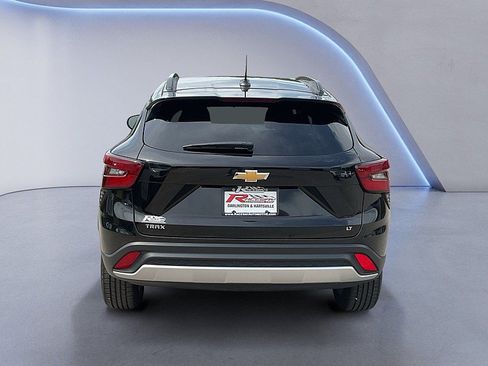 Used 2025 Chevrolet Trax LT FWD image 4