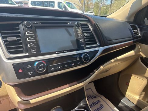 Used 2016 Toyota Highlander Limited Platinum AWD/4WD image 18