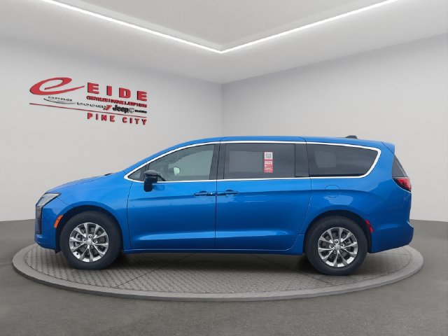 New 2027 Chrysler Pacifica Select AWD/4WD image 5