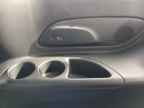 Used 2025 Chrysler Pacifica Limited image 49