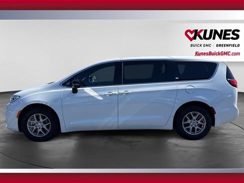 Used 2025 Chrysler Pacifica Select FWD image 10