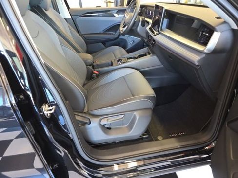 Certified 2025 Volkswagen Tiguan SE image 24