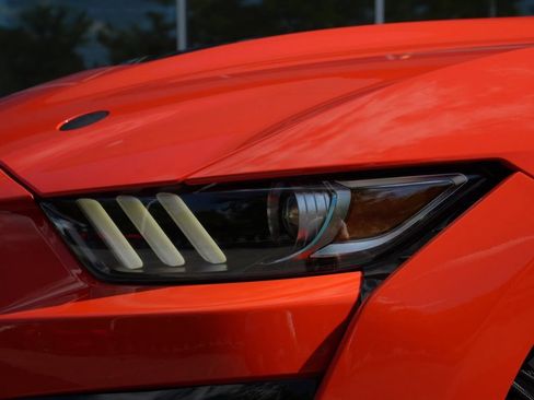 Used 2022 Ford Mustang Shelby GT500 w/ Carbon Fiber Track Pack RWD image 4