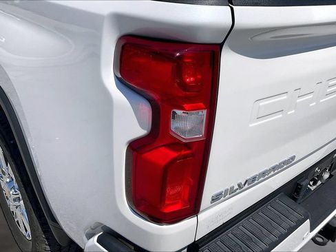 Used 2024 Chevrolet Silverado 2500 High Country w/ High Country Premium Package AWD/4WD image 23
