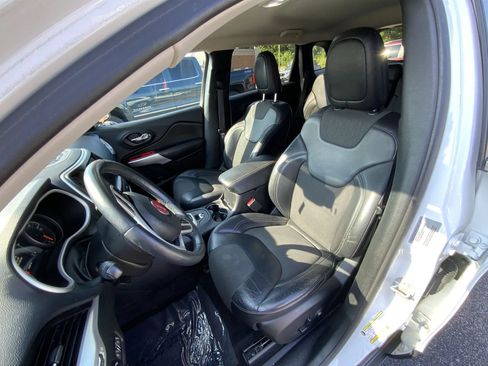 Used 2018 Jeep Cherokee Latitude Plus FWD image 13