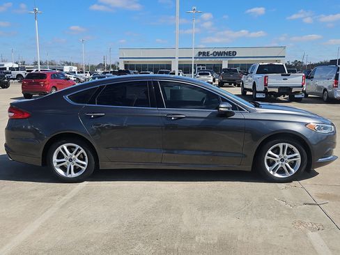 Used 2018 Ford Fusion SE w/ Fusion SE Technology Package image 2