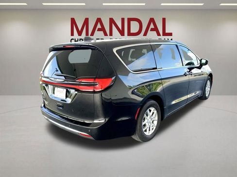 Used 2025 Chrysler Pacifica Select FWD image 6