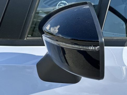 New 2025 Nissan Versa SR w/ Trunk Package image 28