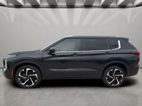 Used 2023 Mitsubishi Outlander SE image 2