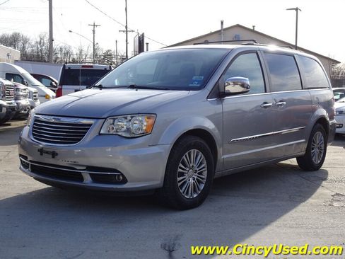 Used 2014 Chrysler Town & Country Touring-L w/ Driver Convenience Group FWD image 3
