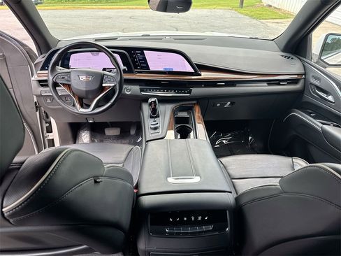 Used 2023 Cadillac Escalade Premium Luxury image 31