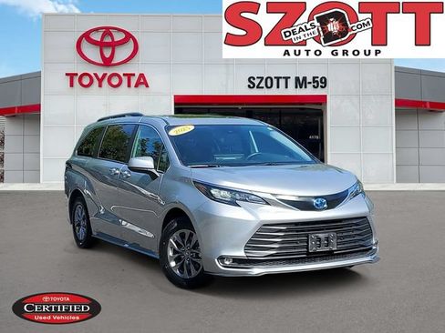 Certified 2025 Toyota Sienna XLE FWD image 1