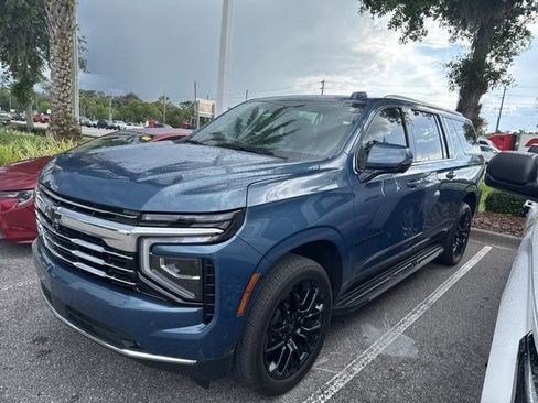 Used 2025 Chevrolet Suburban LT w/ Comfort Package AWD/4WD image 1