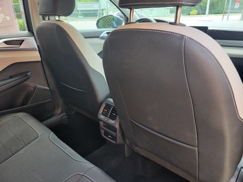 Used 2025 Volkswagen Taos SE FWD image 12