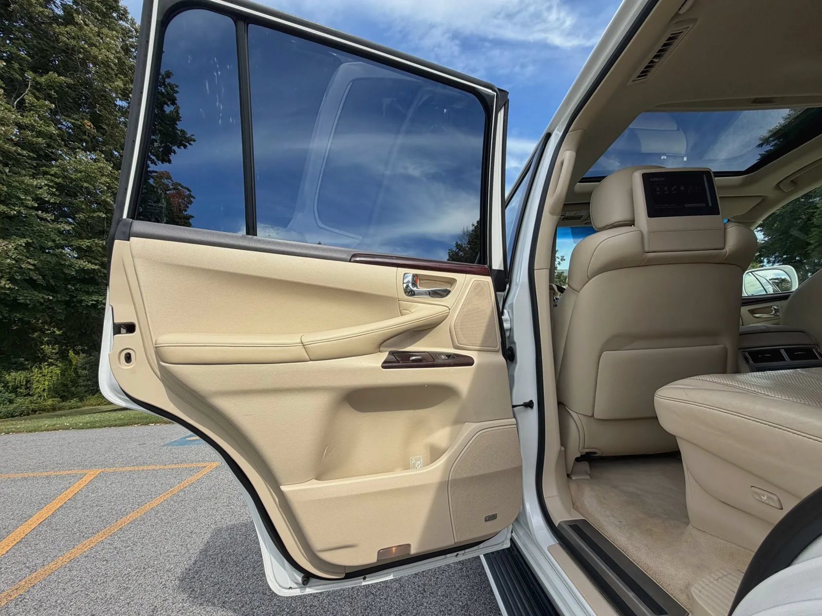 Used 2013 Lexus LX 570 4WD w/ Luxury Pkg image 77