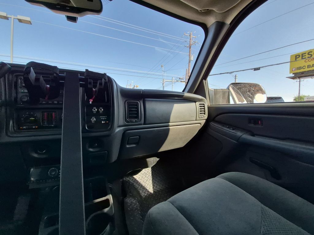 Used 2004 Chevrolet Silverado 2500 LS w/ Skid Plate Package AWD/4WD image 3