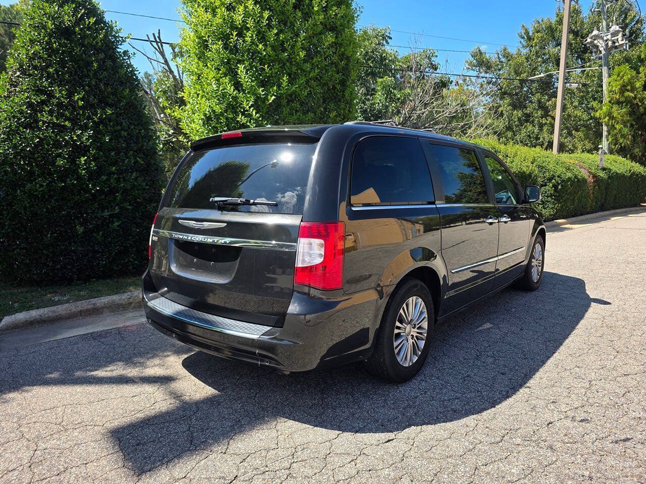 Used 2015 Chrysler Town & Country Touring-L w/ Driver Convenience Group FWD image 5