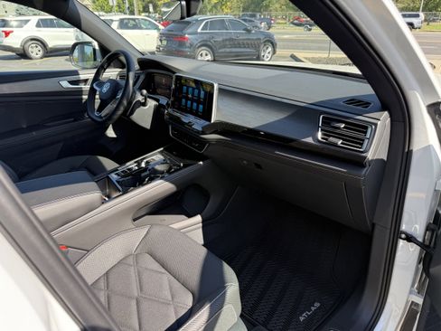 New 2026 Volkswagen Atlas Cross Sport SE w/ Panoramic Sunroof Package AWD/4WD image 35