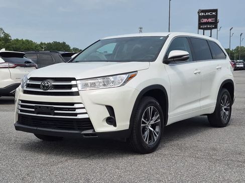 Used 2017 Toyota Highlander LE FWD image 1