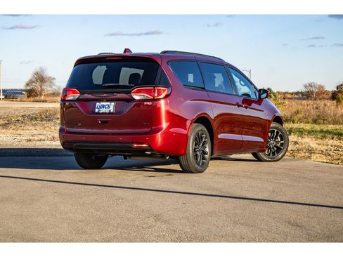 Used 2020 Chrysler Pacifica Touring-L w/ Advanced Safetytec Group image 10