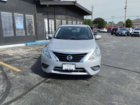 Used 2016 Nissan Versa SV FWD image 2