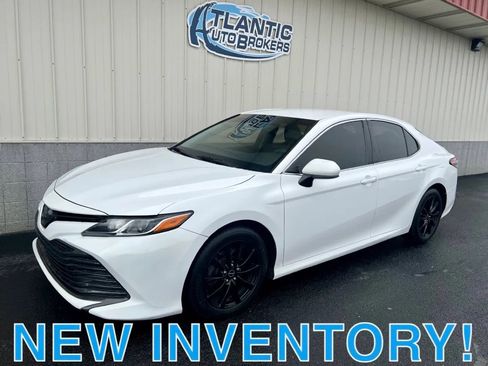 Used 2018 Toyota Camry LE image 1