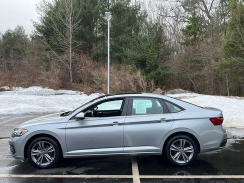 Used 2023 Volkswagen Jetta SE image 2