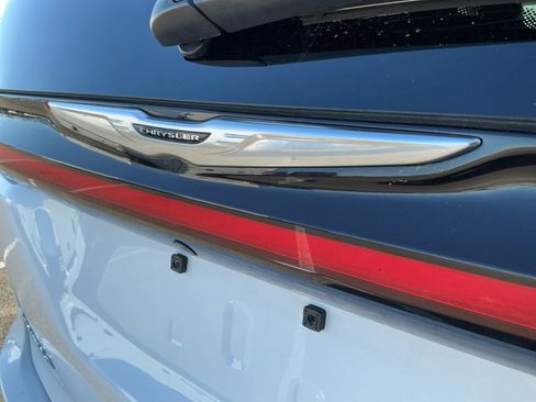 Used 2024 Chrysler Pacifica Touring-L image 15