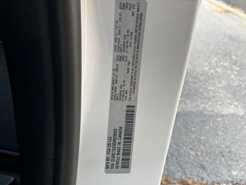 Used 2025 Chrysler Pacifica Limited image 33