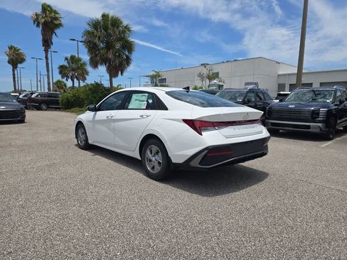 New 2026 Hyundai Elantra SE FWD image 4