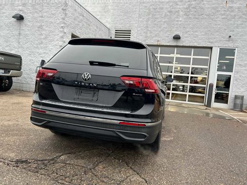 Used 2024 Volkswagen Tiguan SE w/ Panoramic Sunroof Package image 19