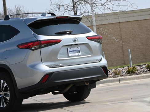 Used 2020 Toyota Highlander XLE image 6