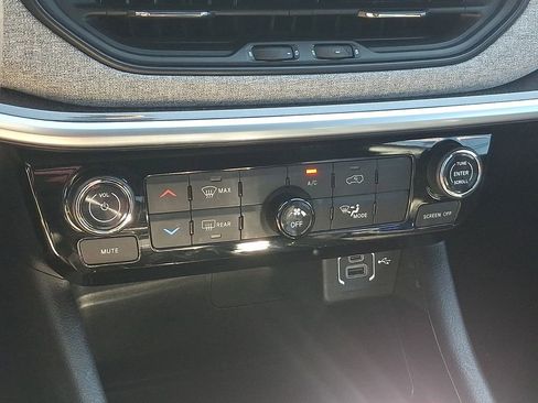 Used 2024 Jeep Compass Latitude AWD/4WD image 16