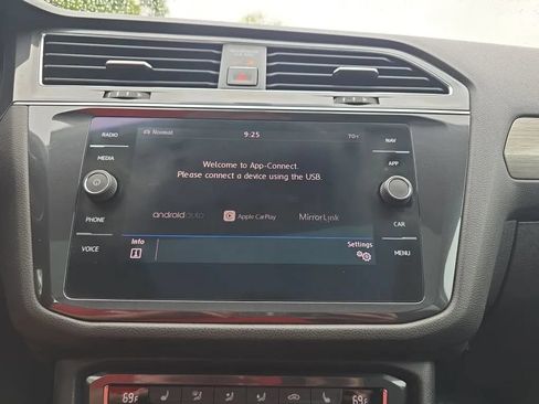 Used 2018 Volkswagen Tiguan SEL AWD/4WD image 30