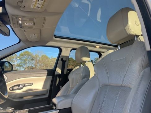 Used 2019 Land Rover Range Rover Evoque HSE image 3